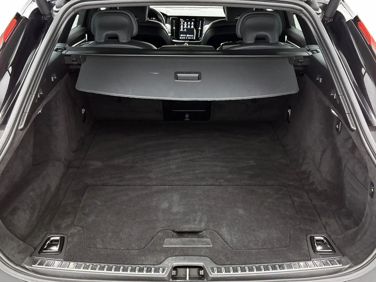 2.0 B4 Momentum Business 1e Eigenaar | Origineel Nederlands | Trekhaak | Apple Carplay | Android Auto | Stoel- en Stuurverwarming | Lederen Bekleding | Cruise Control | Achteruitrijcamera