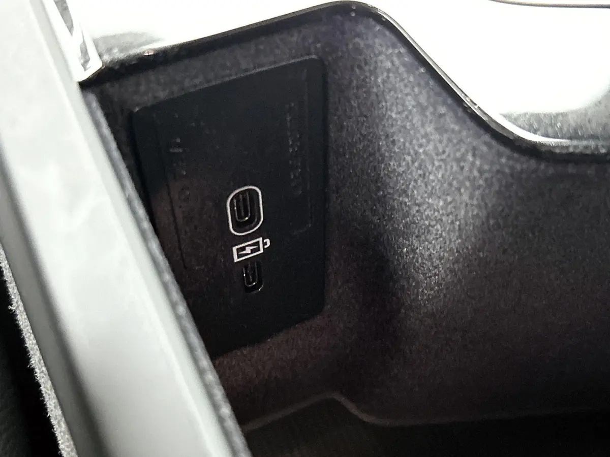 2.0 B4 Momentum Business 1e Eigenaar | Origineel Nederlands | Trekhaak | Apple Carplay | Android Auto | Stoel- en Stuurverwarming | Lederen Bekleding | Cruise Control | Achteruitrijcamera