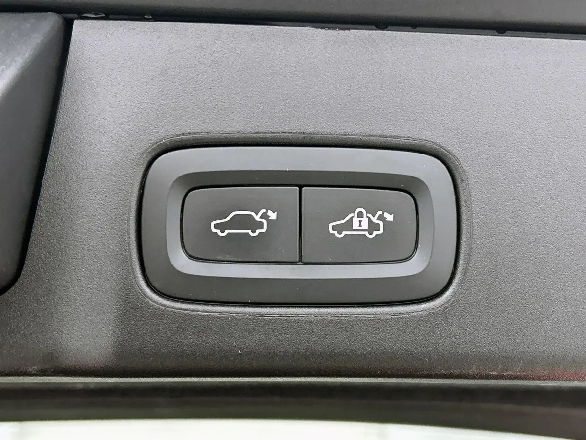 2.0 B4 Momentum Business 1e Eigenaar | Origineel Nederlands | Trekhaak | Apple Carplay | Android Auto | Stoel- en Stuurverwarming | Lederen Bekleding | Cruise Control | Achteruitrijcamera