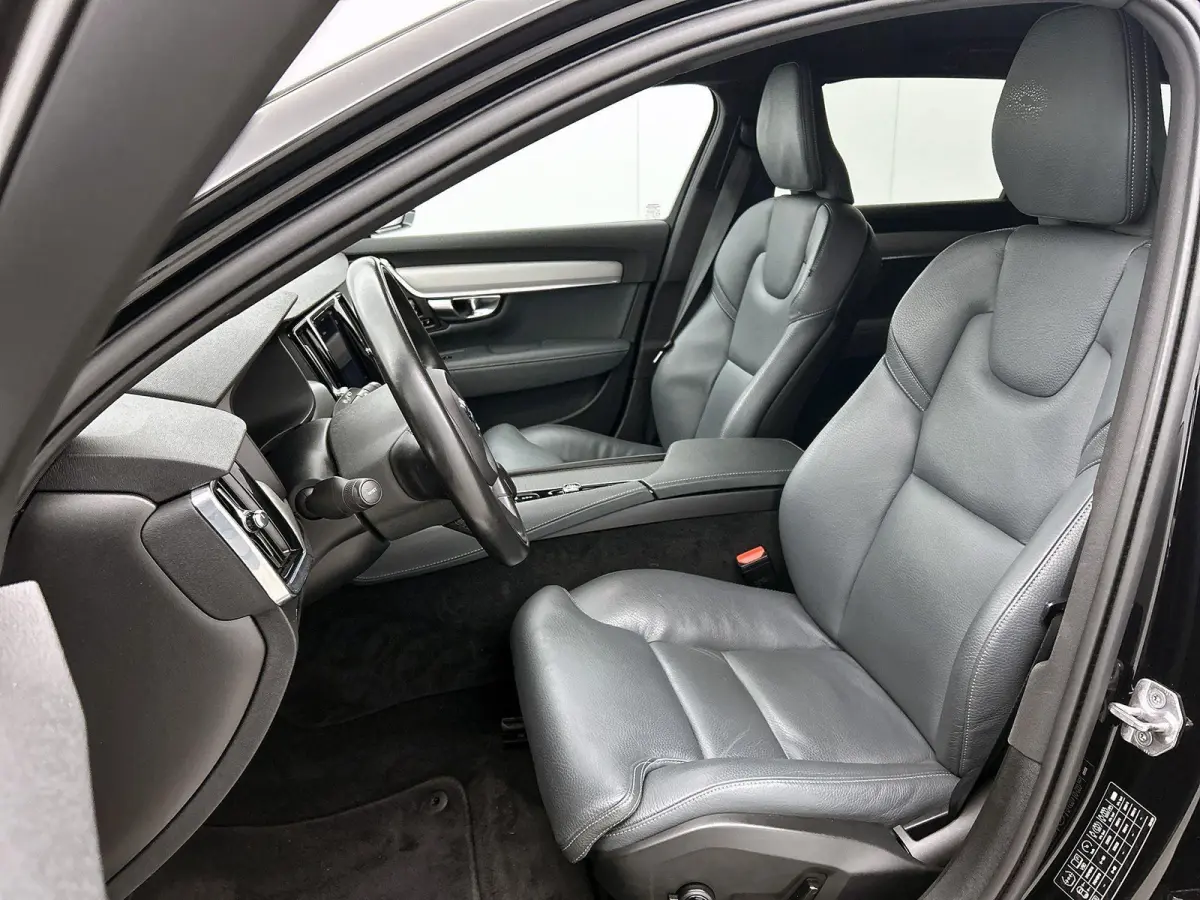 2.0 B4 Momentum Business 1e Eigenaar | Origineel Nederlands | Trekhaak | Apple Carplay | Android Auto | Stoel- en Stuurverwarming | Lederen Bekleding | Cruise Control | Achteruitrijcamera