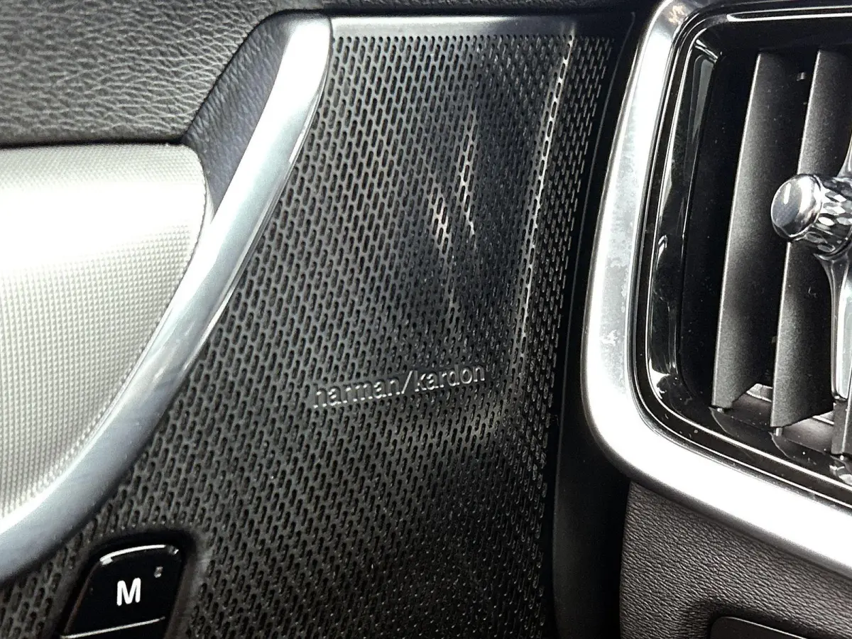2.0 B4 Momentum Business 1e Eigenaar | Origineel Nederlands | Trekhaak | Apple Carplay | Android Auto | Stoel- en Stuurverwarming | Lederen Bekleding | Cruise Control | Achteruitrijcamera