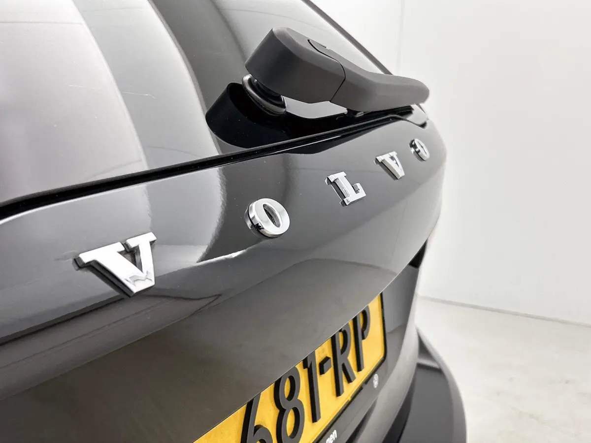 2.0 B4 Momentum Business 1e Eigenaar | Origineel Nederlands | Trekhaak | Apple Carplay | Android Auto | Stoel- en Stuurverwarming | Lederen Bekleding | Cruise Control | Achteruitrijcamera