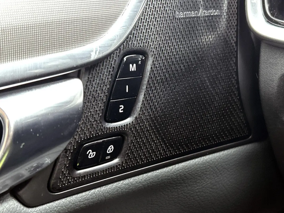 2.0 B4 Momentum Business 1e Eigenaar | Origineel Nederlands | Trekhaak | Apple Carplay | Android Auto | Stoel- en Stuurverwarming | Lederen Bekleding | Cruise Control | Achteruitrijcamera