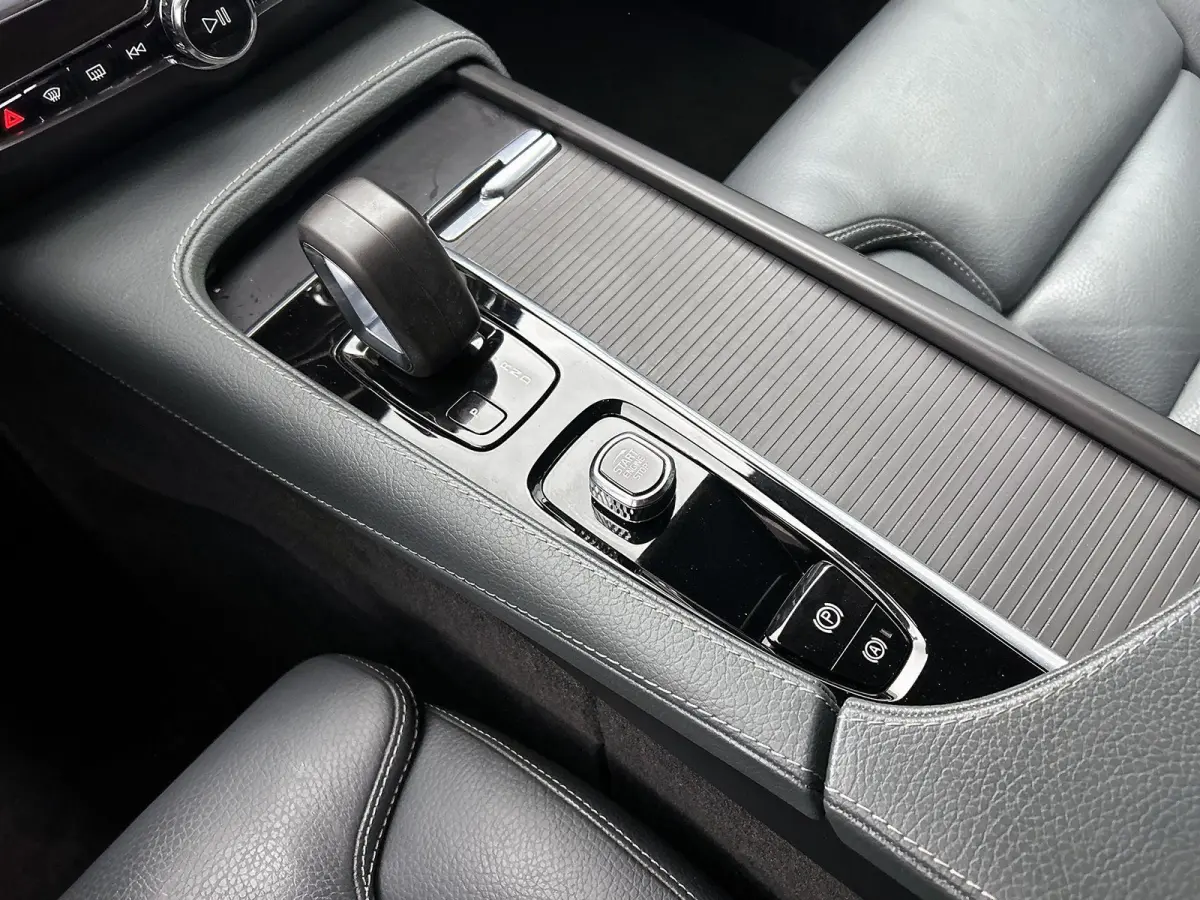 2.0 B4 Momentum Business 1e Eigenaar | Origineel Nederlands | Trekhaak | Apple Carplay | Android Auto | Stoel- en Stuurverwarming | Lederen Bekleding | Cruise Control | Achteruitrijcamera