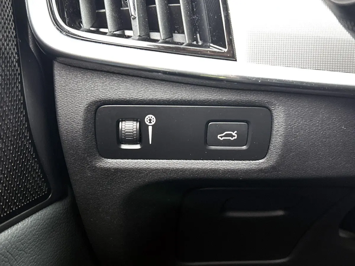 2.0 B4 Momentum Business 1e Eigenaar | Origineel Nederlands | Trekhaak | Apple Carplay | Android Auto | Stoel- en Stuurverwarming | Lederen Bekleding | Cruise Control | Achteruitrijcamera
