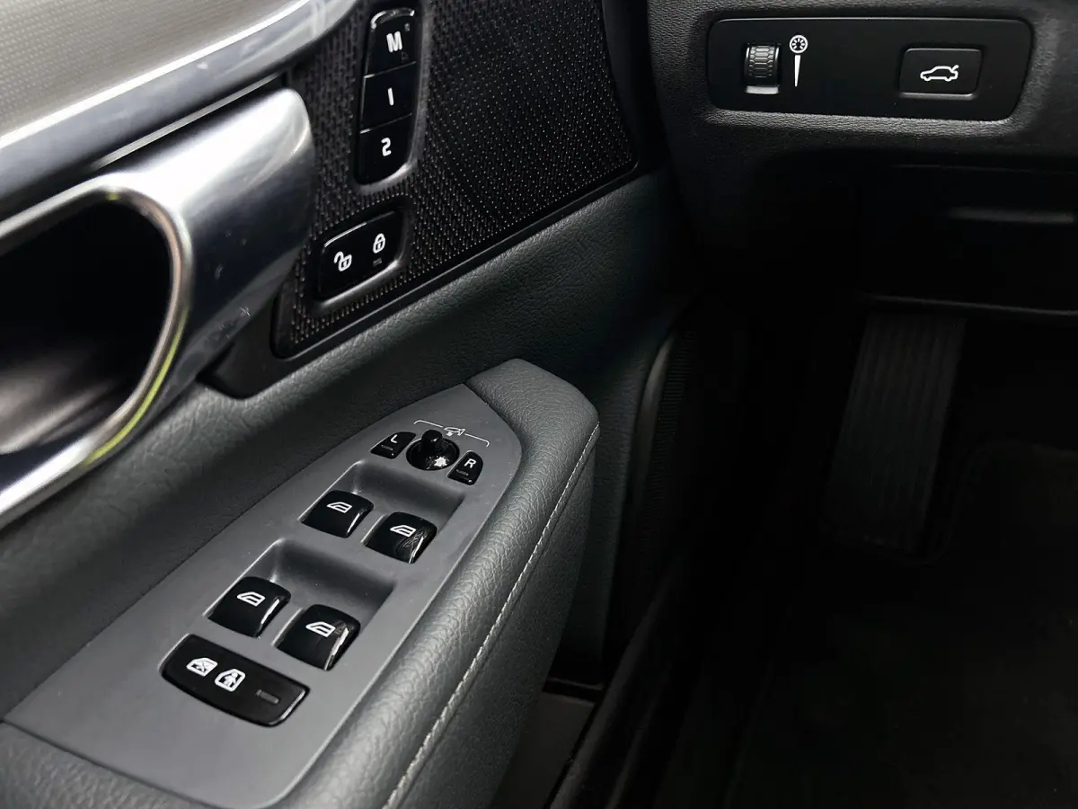 2.0 B4 Momentum Business 1e Eigenaar | Origineel Nederlands | Trekhaak | Apple Carplay | Android Auto | Stoel- en Stuurverwarming | Lederen Bekleding | Cruise Control | Achteruitrijcamera