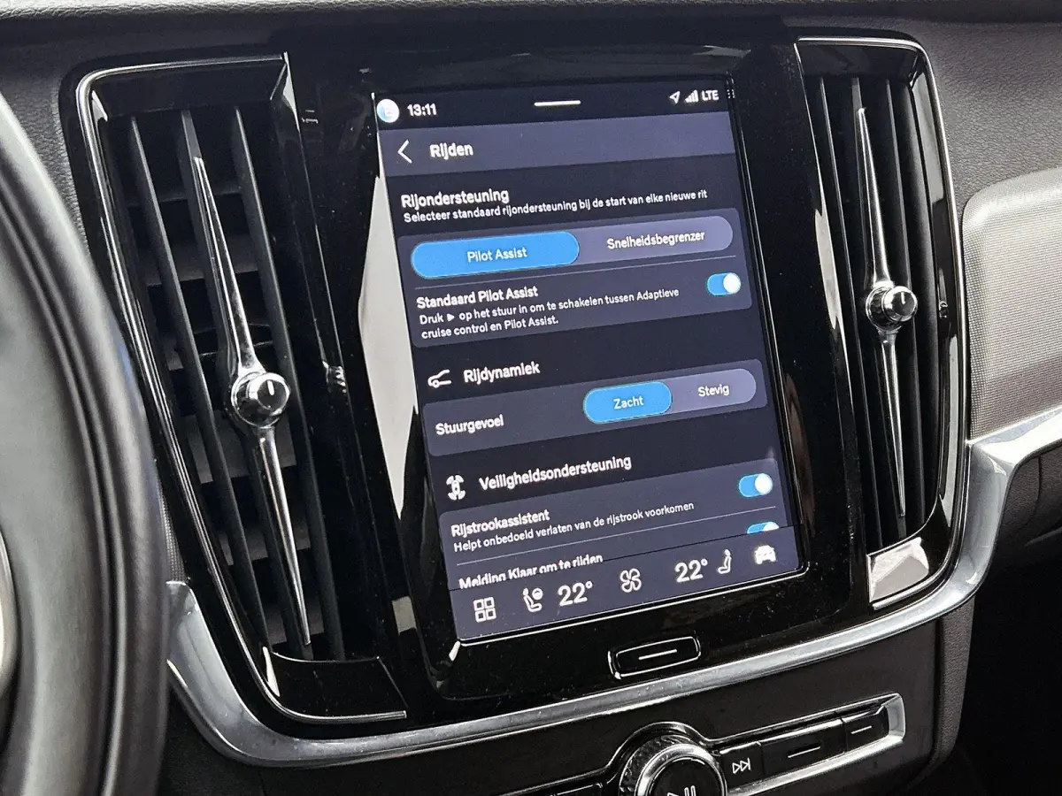 2.0 B4 Momentum Business 1e Eigenaar | Origineel Nederlands | Trekhaak | Apple Carplay | Android Auto | Stoel- en Stuurverwarming | Lederen Bekleding | Cruise Control | Achteruitrijcamera