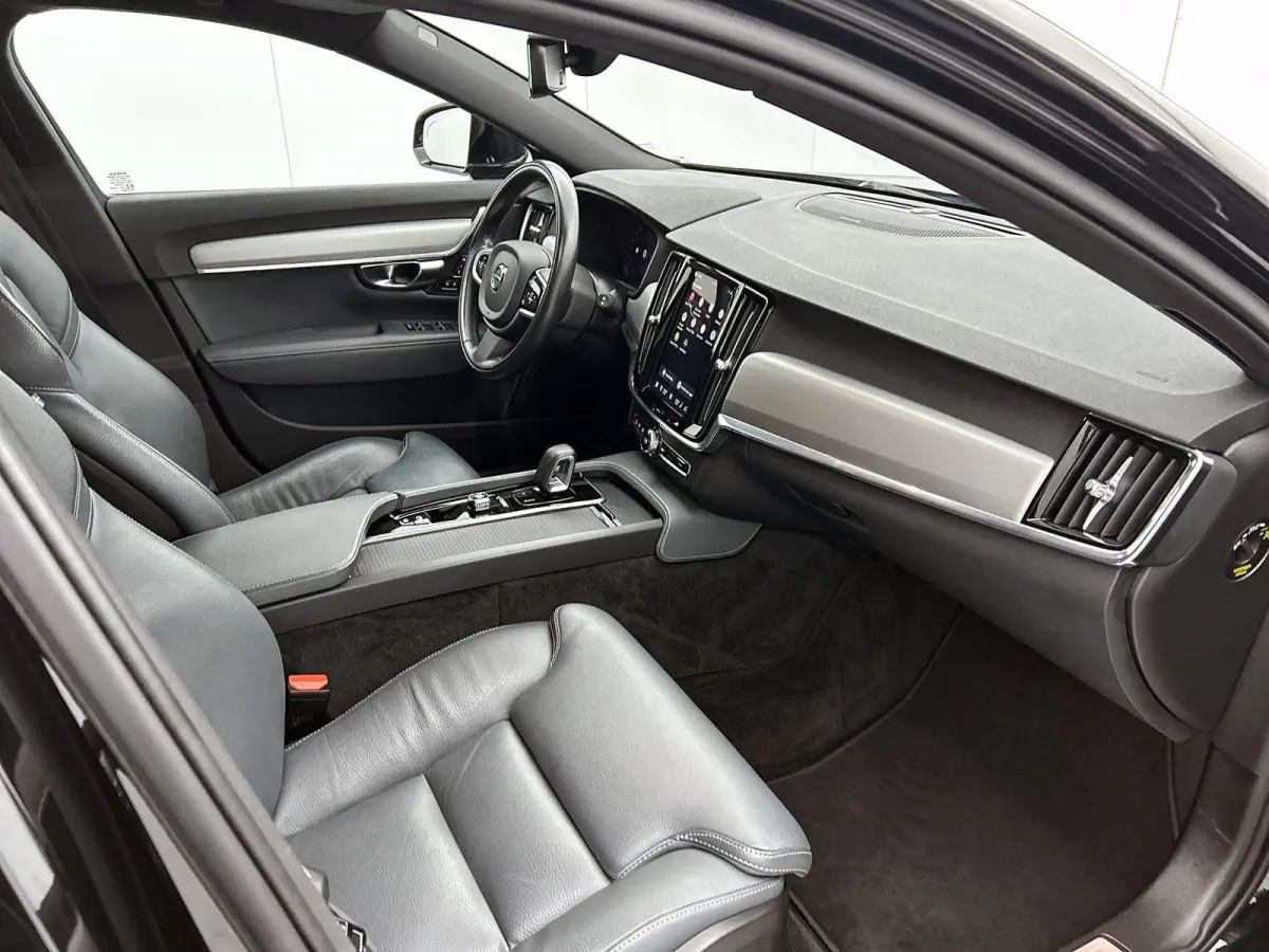 2.0 B4 Momentum Business 1e Eigenaar | Origineel Nederlands | Trekhaak | Apple Carplay | Android Auto | Stoel- en Stuurverwarming | Lederen Bekleding | Cruise Control | Achteruitrijcamera
