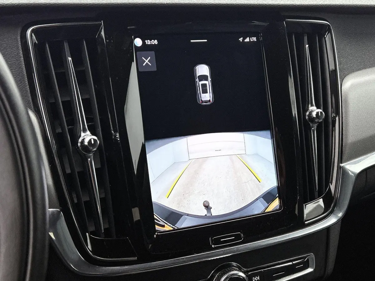 2.0 B4 Momentum Business 1e Eigenaar | Origineel Nederlands | Trekhaak | Apple Carplay | Android Auto | Stoel- en Stuurverwarming | Lederen Bekleding | Cruise Control | Achteruitrijcamera