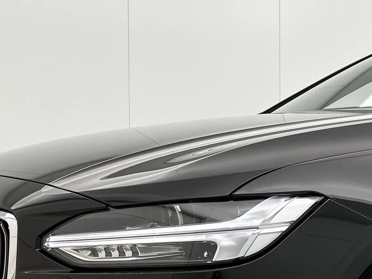 2.0 B4 Momentum Business 1e Eigenaar | Origineel Nederlands | Trekhaak | Apple Carplay | Android Auto | Stoel- en Stuurverwarming | Lederen Bekleding | Cruise Control | Achteruitrijcamera