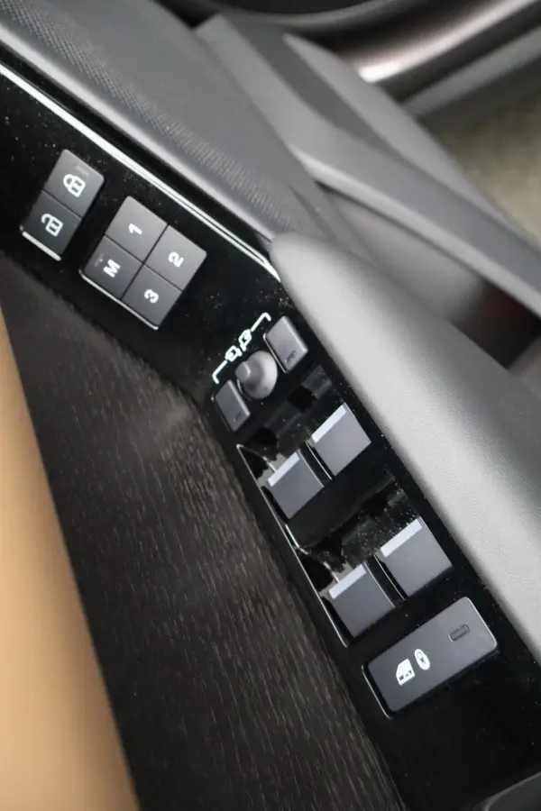 2.0 P400e AWD Autobiography PHEV | Charente Grey (bruin/grijs) | Stoelkoeling | Panoramisch schuifdak |