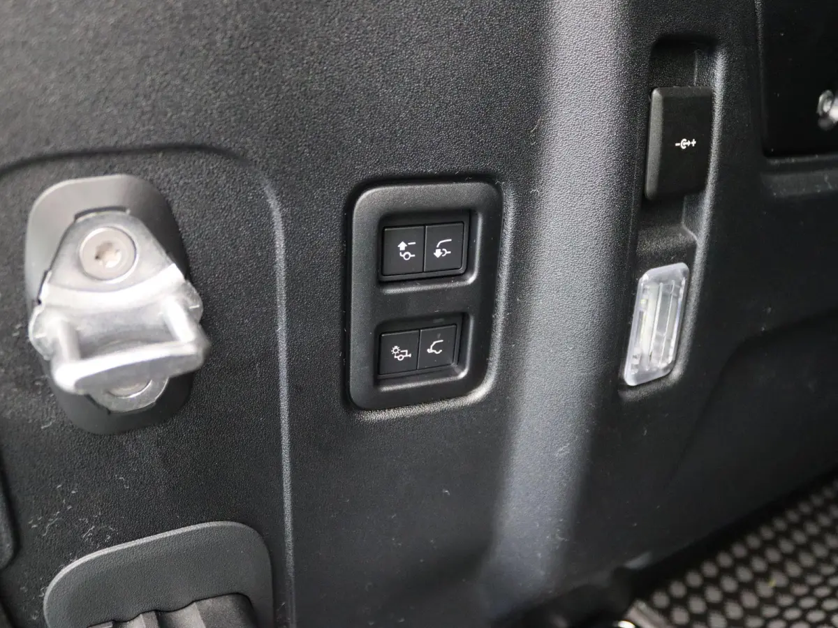 2.0 P300e 110 Dynamic SE Edition | ClearSight | koelvak | elek. trekhaak |
