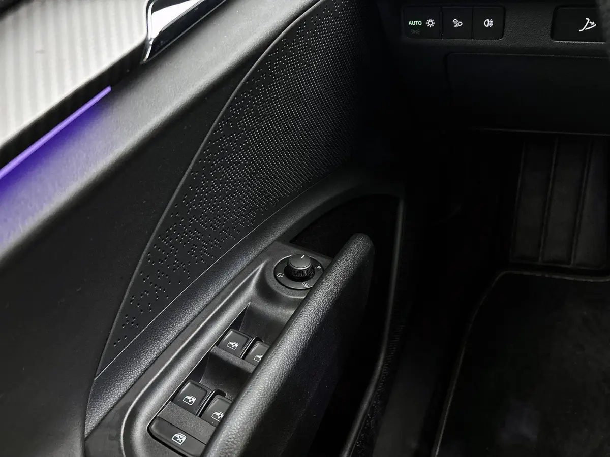 80 Origineel Nederlands | 92,1% SOH | Trekhaak | HEV | Cruise Control | Stoelverwarming | Stuurverwarming | Parkeersensoren Voor en Achter | Achteruitrijcamera | 360 Camera