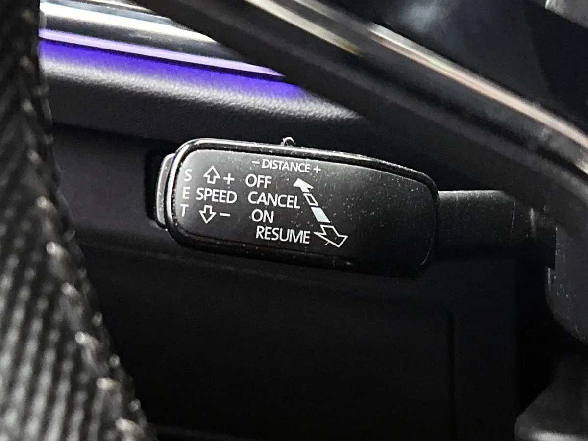 80 Origineel Nederlands | 92,1% SOH | Trekhaak | HEV | Cruise Control | Stoelverwarming | Stuurverwarming | Parkeersensoren Voor en Achter | Achteruitrijcamera | 360 Camera