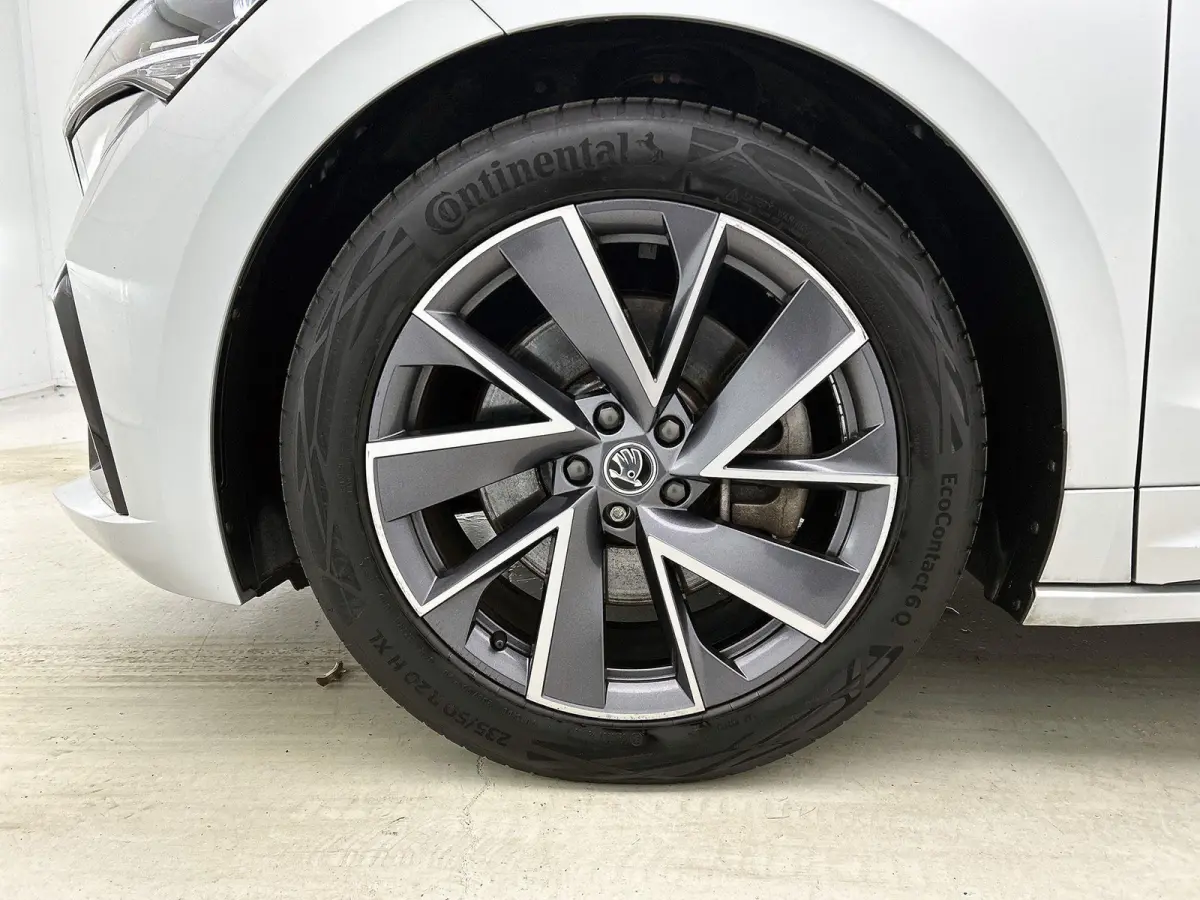 80 Origineel Nederlands | 92,1% SOH | Trekhaak | HEV | Cruise Control | Stoelverwarming | Stuurverwarming | Parkeersensoren Voor en Achter | Achteruitrijcamera | 360 Camera