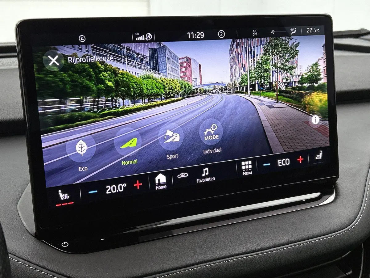 80 Origineel Nederlands | 92,1% SOH | Trekhaak | HEV | Cruise Control | Stoelverwarming | Stuurverwarming | Parkeersensoren Voor en Achter | Achteruitrijcamera | 360 Camera
