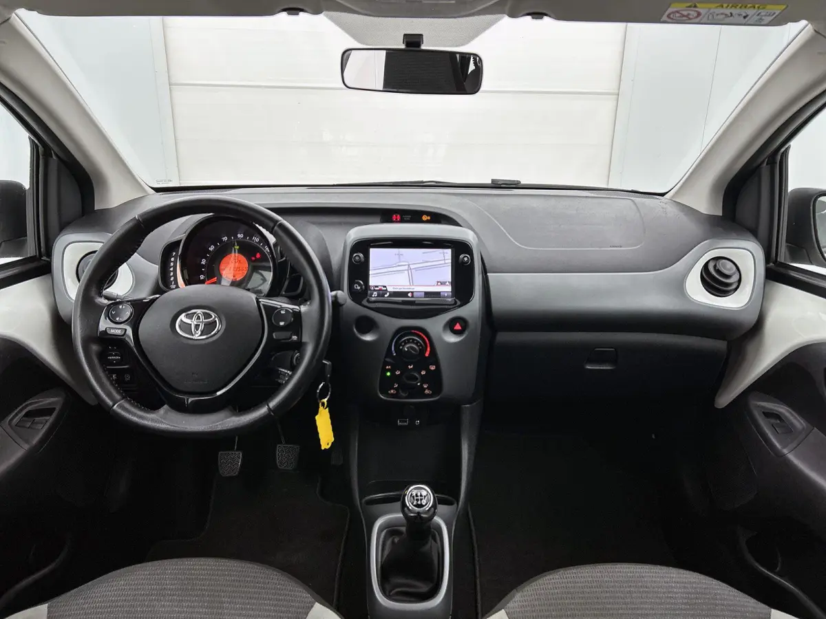 1.0 VVT-i x-play 1e Eigenaar | Origineel Nederlands | Achteruitrijcamera | Cruise Control