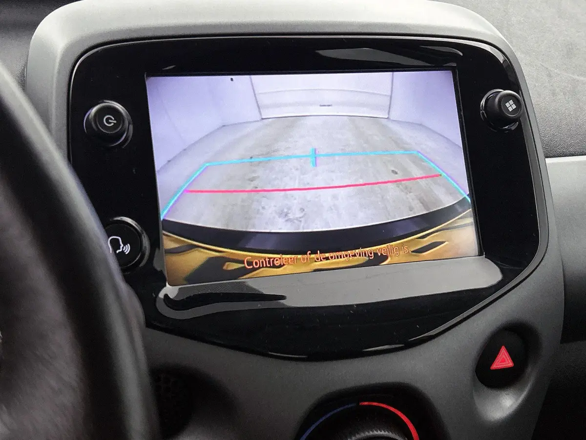 1.0 VVT-i x-play 1e Eigenaar | Origineel Nederlands | Achteruitrijcamera | Cruise Control