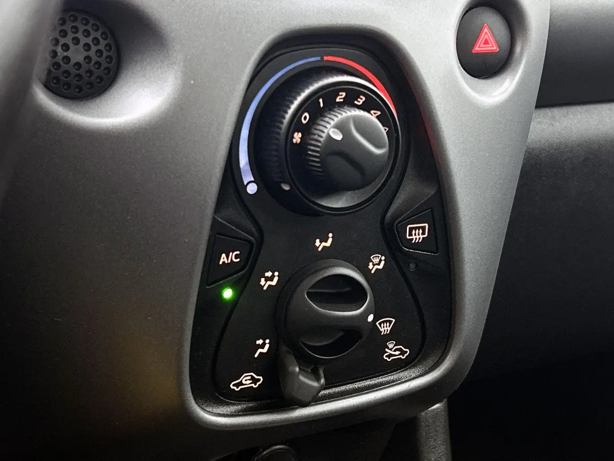 1.0 VVT-i x-play 1e Eigenaar | Origineel Nederlands | Achteruitrijcamera | Cruise Control