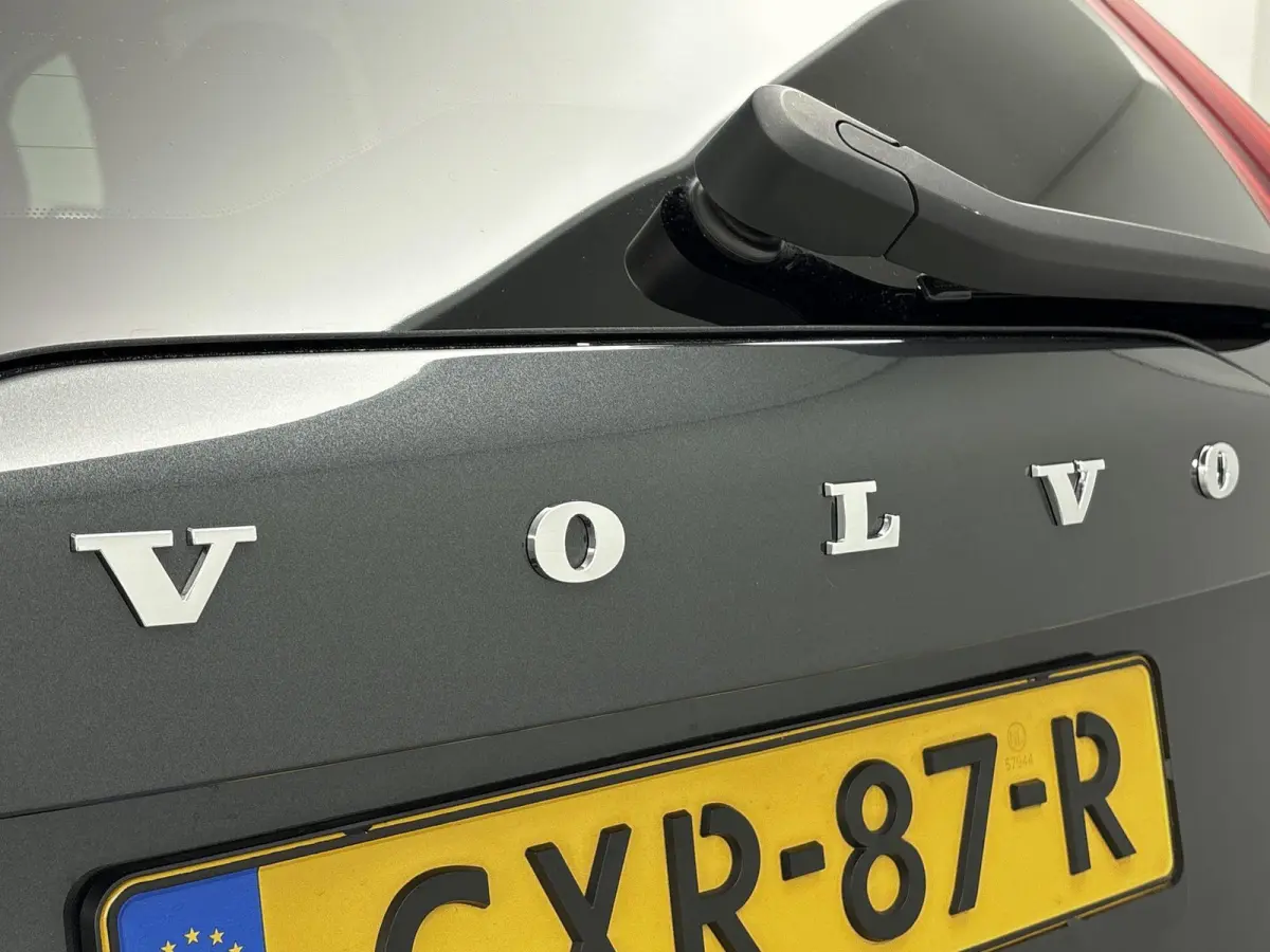 2.0 T8 Recharge AWD R-Design | PHEV | 85% SOH | 7 personen | Trekhaak | Lederen Bekleding | Dodehoekdetectie | Cruise Control | Head-Up Display | 360-Camera | Stoel- en Stuurverwarming