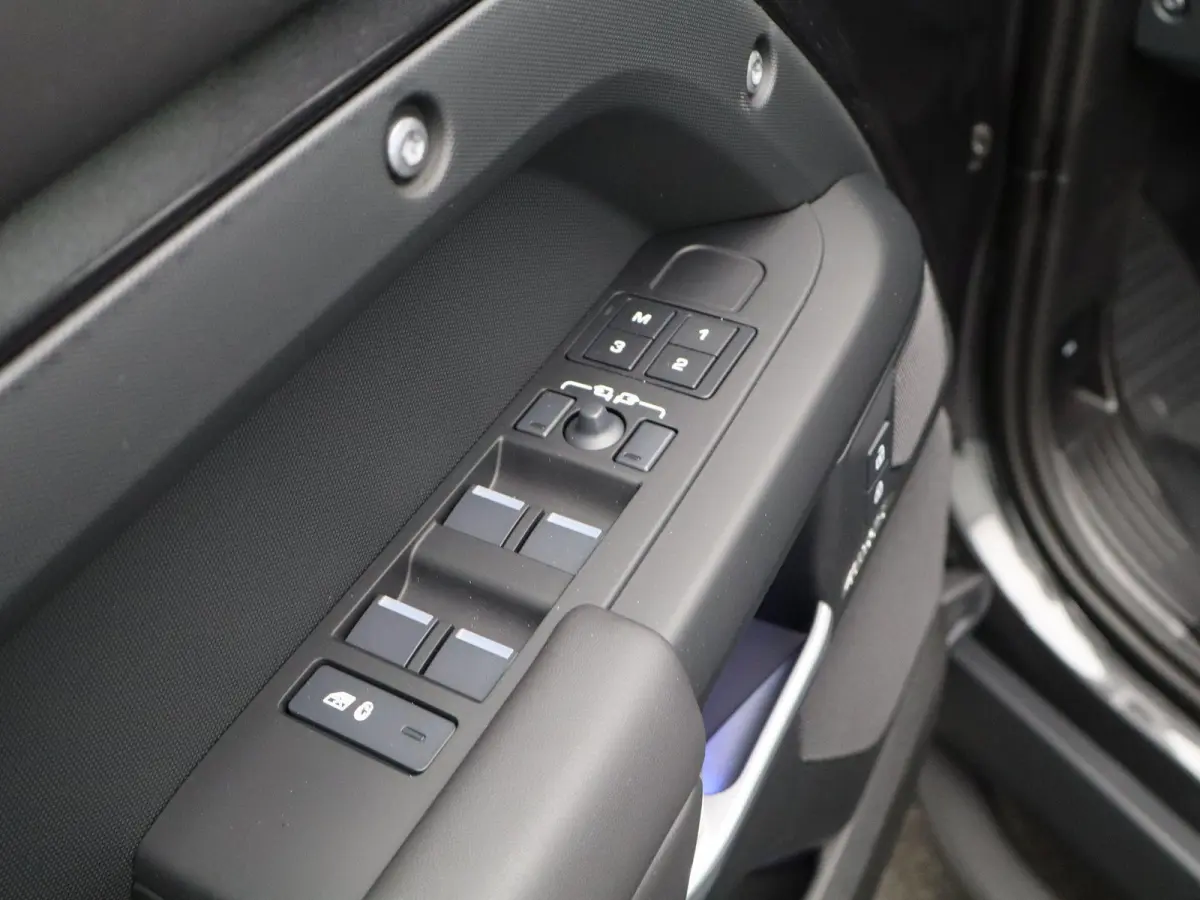 2.0 P300e 110 X-Dynamic HSE | 22'' | Urban spoiler | Meridian Surround |  Koelvak