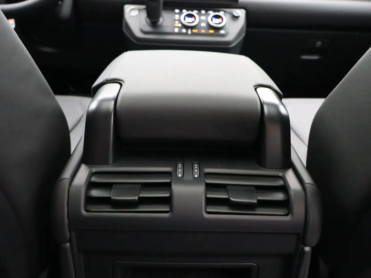 2.0 P300e 110 X-Dynamic HSE | 22'' | Urban spoiler | Meridian Surround |  Koelvak