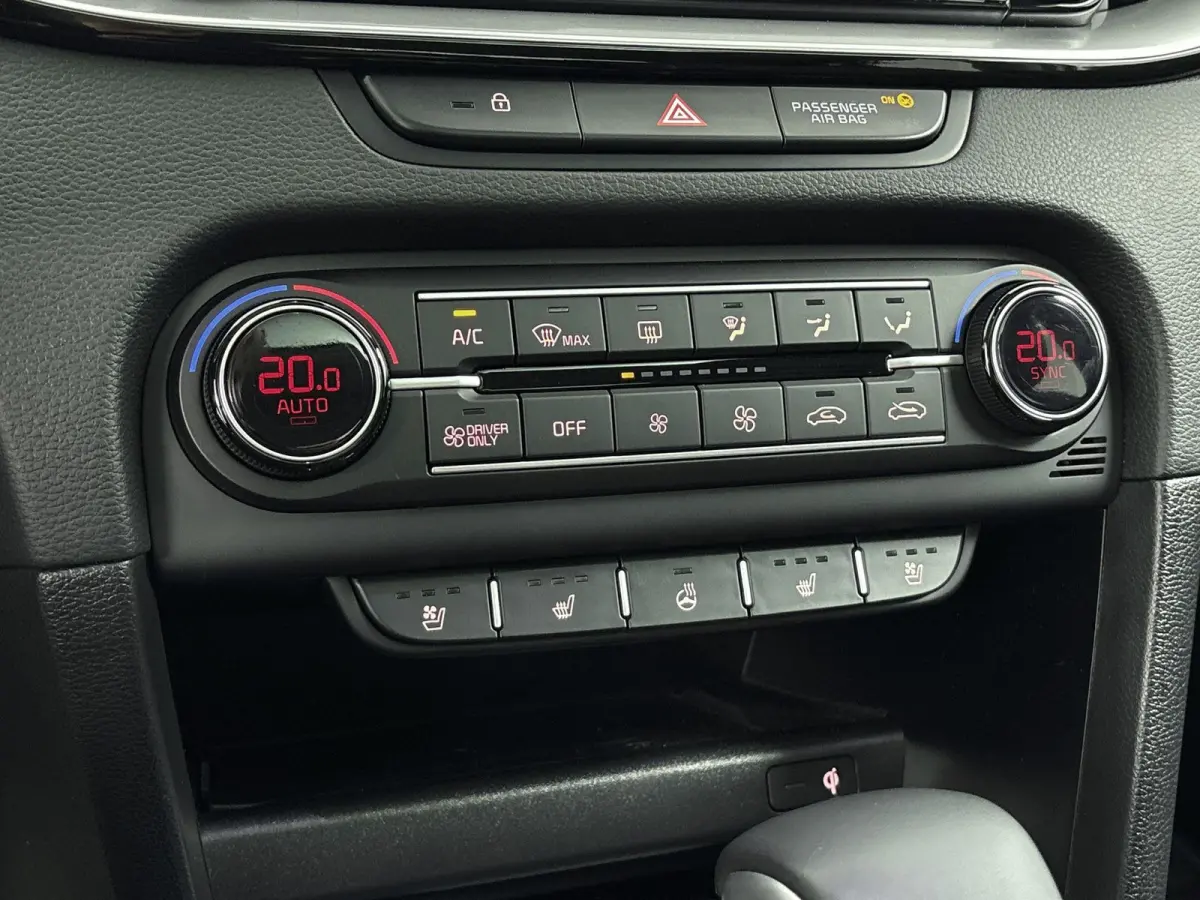 1.6 GDi PHEV ExecutiveLine Origineel Nederlands Voertuig | 94,6% SOH | Automaat | Trekhaak | Panorama en Schuif Kantel Dak | Parkeersensoren Voor en Achter | Achteruitrijcamera | Stoelverwar