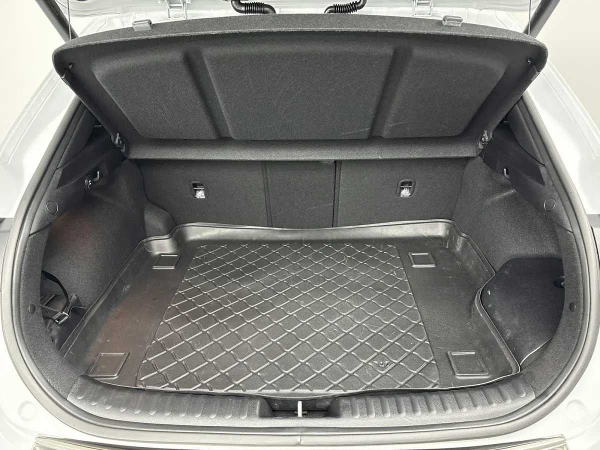 1.6 GDi PHEV ExecutiveLine Origineel Nederlands Voertuig | 94,6% SOH | Automaat | Trekhaak | Panorama en Schuif Kantel Dak | Parkeersensoren Voor en Achter | Achteruitrijcamera | Stoelverwar