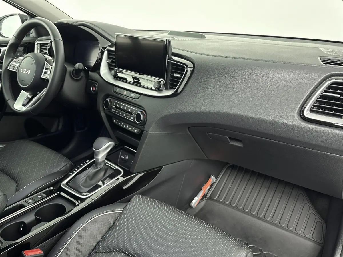 1.6 GDi PHEV ExecutiveLine Origineel Nederlands Voertuig | 94,6% SOH | Automaat | Trekhaak | Panorama en Schuif Kantel Dak | Parkeersensoren Voor en Achter | Achteruitrijcamera | Stoelverwar