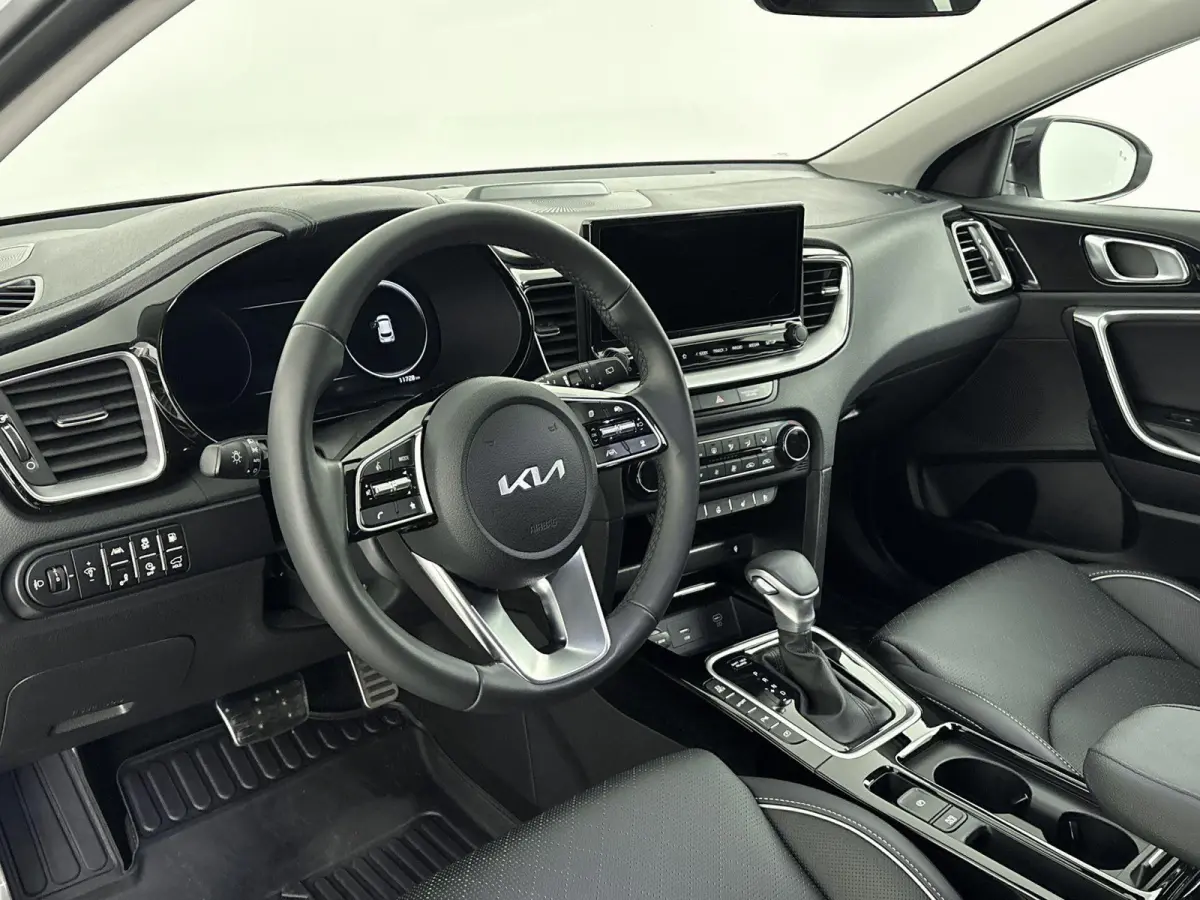 1.6 GDi PHEV ExecutiveLine Origineel Nederlands Voertuig | 94,6% SOH | Automaat | Trekhaak | Panorama en Schuif Kantel Dak | Parkeersensoren Voor en Achter | Achteruitrijcamera | Stoelverwar