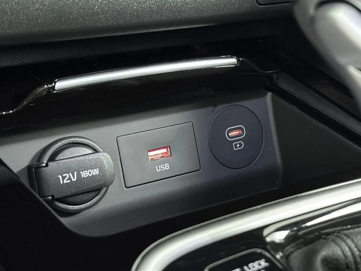 1.6 GDi PHEV ExecutiveLine Origineel Nederlands Voertuig | 94,6% SOH | Automaat | Trekhaak | Panorama en Schuif Kantel Dak | Parkeersensoren Voor en Achter | Achteruitrijcamera | Stoelverwar