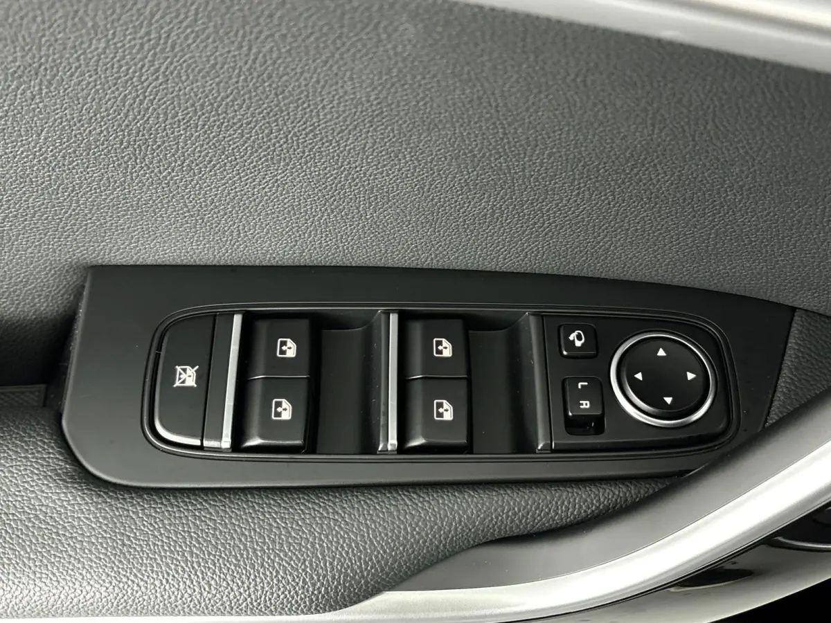 1.6 GDi PHEV ExecutiveLine Origineel Nederlands Voertuig | 94,6% SOH | Automaat | Trekhaak | Panorama en Schuif Kantel Dak | Parkeersensoren Voor en Achter | Achteruitrijcamera | Stoelverwar