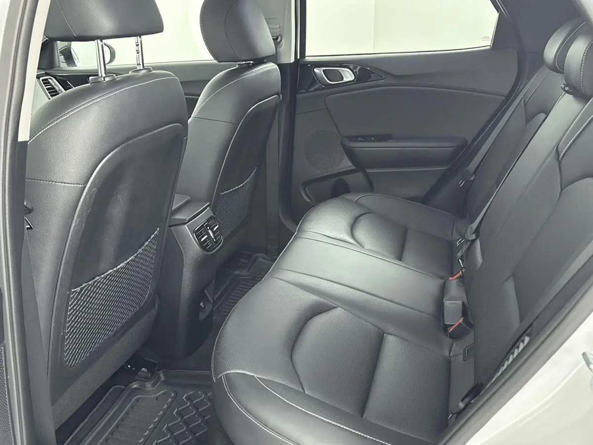 1.6 GDi PHEV ExecutiveLine Origineel Nederlands Voertuig | 94,6% SOH | Automaat | Trekhaak | Panorama en Schuif Kantel Dak | Parkeersensoren Voor en Achter | Achteruitrijcamera | Stoelverwar