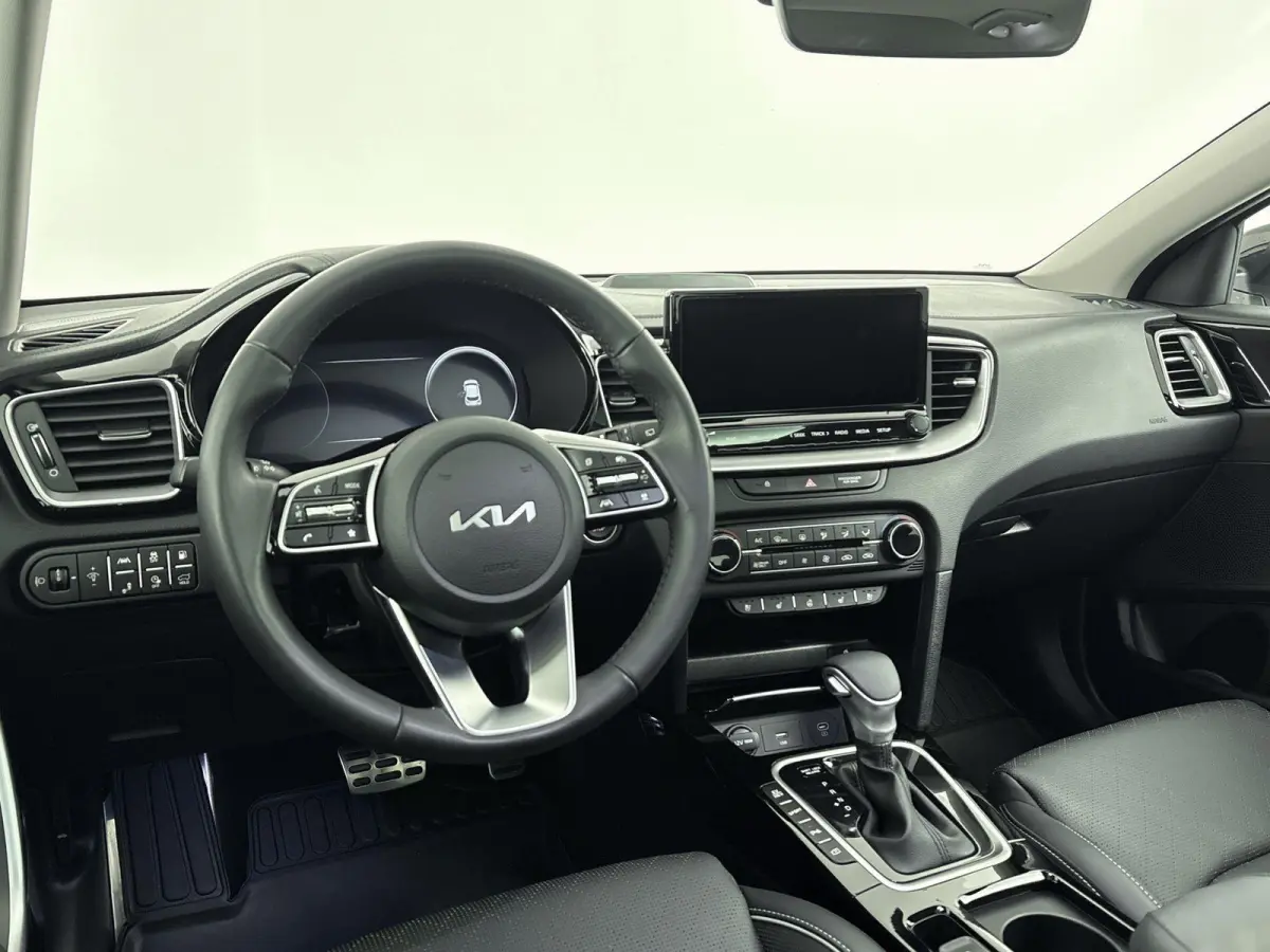 1.6 GDi PHEV ExecutiveLine Origineel Nederlands Voertuig | 94,6% SOH | Automaat | Trekhaak | Panorama en Schuif Kantel Dak | Parkeersensoren Voor en Achter | Achteruitrijcamera | Stoelverwar