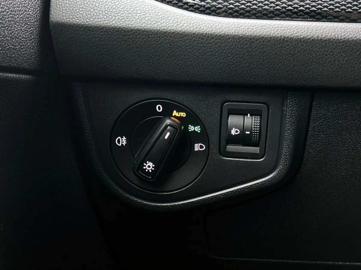 1.0 TSI Life Business 95 PK | Airco | Navigatie | Stoelverwarming | Adaptive Cruise Control | Lane Assist | Parkeersensoren | Lichtmetalenvelgen |