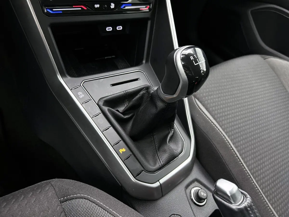 1.0 TSI Life Business 95 PK | Airco | Navigatie | Stoelverwarming | Adaptive Cruise Control | Lane Assist | Parkeersensoren | Lichtmetalenvelgen |