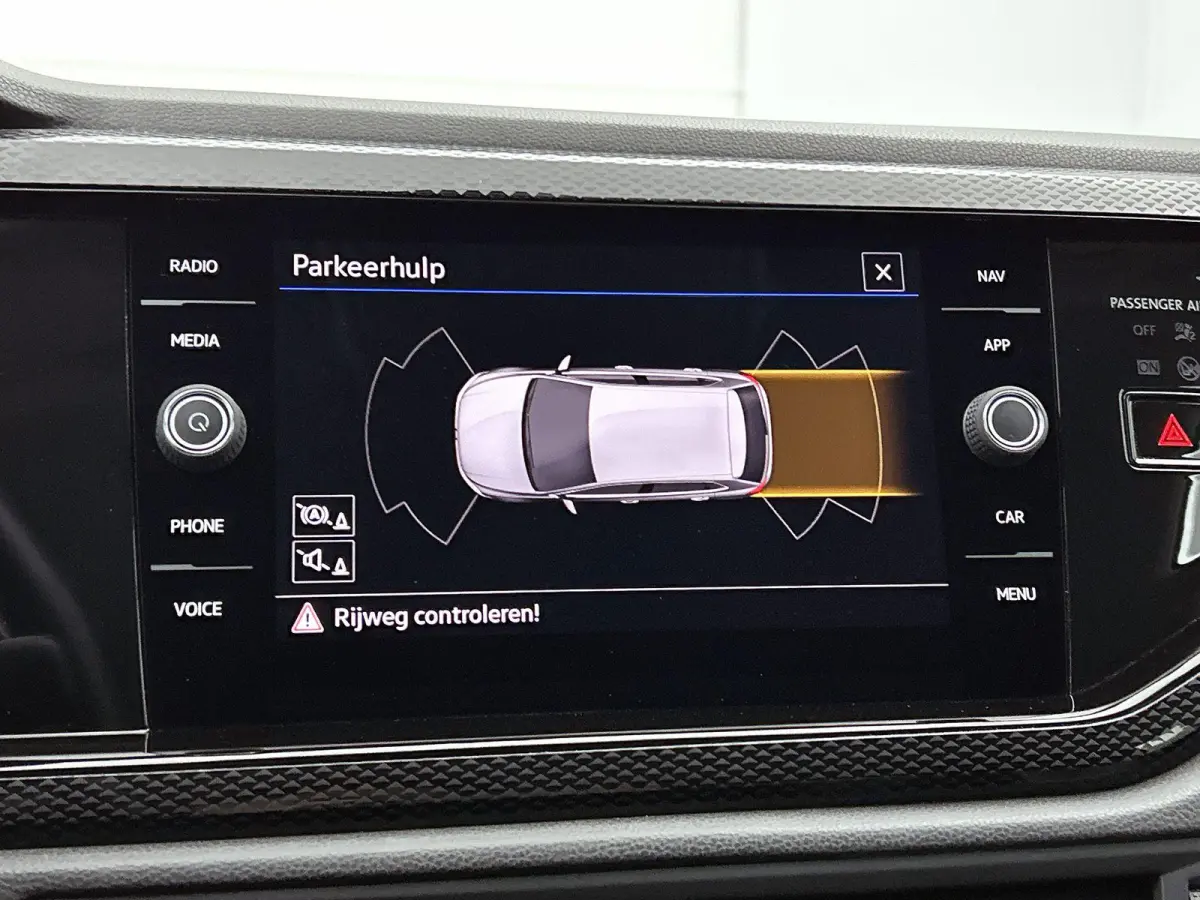 1.0 TSI Life Business 95 PK | Airco | Navigatie | Stoelverwarming | Adaptive Cruise Control | Lane Assist | Parkeersensoren | Lichtmetalenvelgen |