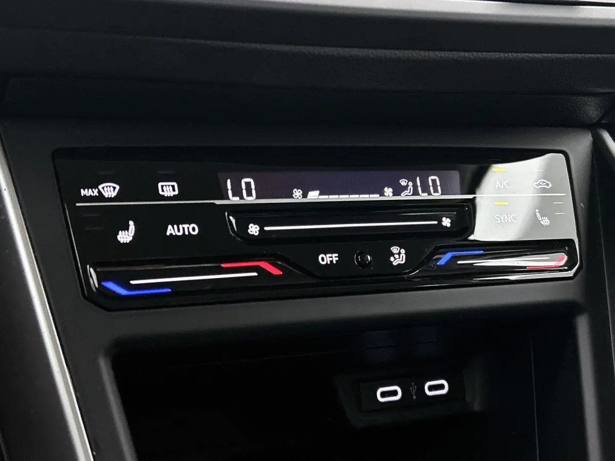 1.0 TSI Life Business 95 PK | Airco | Navigatie | Stoelverwarming | Adaptive Cruise Control | Lane Assist | Parkeersensoren | Lichtmetalenvelgen |