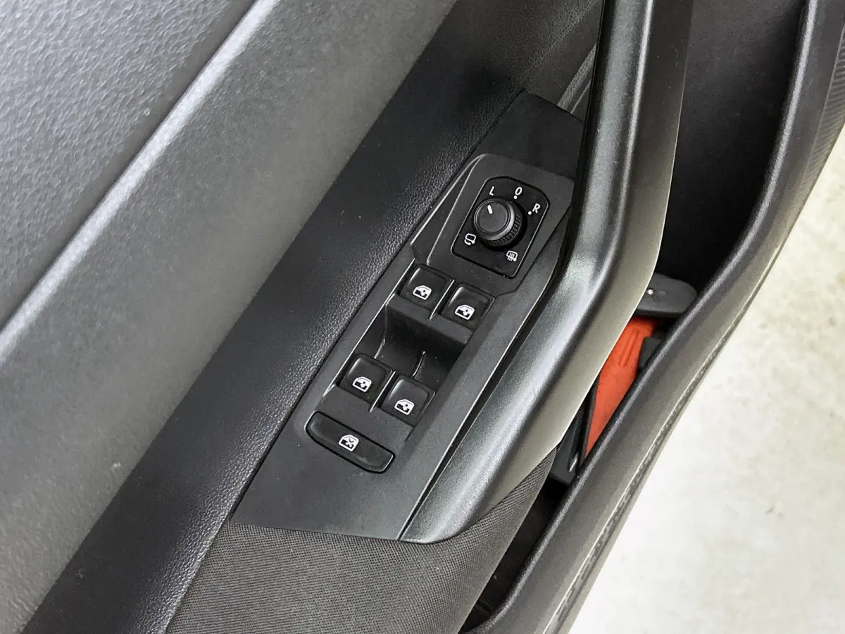 1.0 TSI Life Business 95 PK | Airco | Navigatie | Stoelverwarming | Adaptive Cruise Control | Lane Assist | Parkeersensoren | Lichtmetalenvelgen |