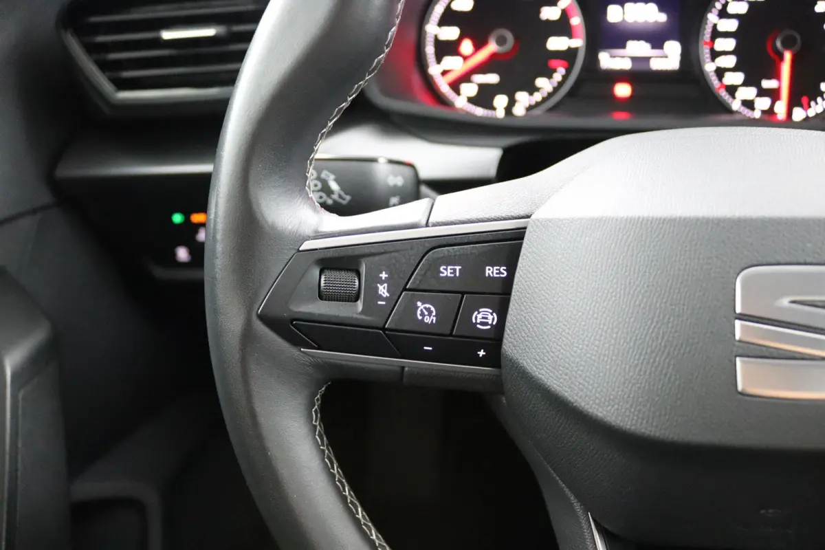 1.0 TSI Style*LED*ECC*KEYLESS*CRUISE*CARPLAY*