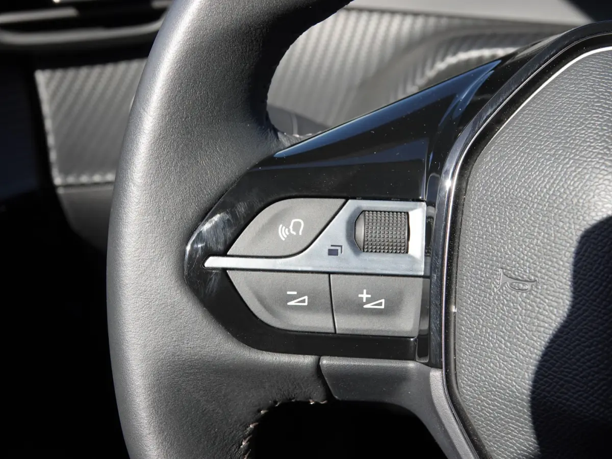 EV Blue Lease Active 50 kWh NAVI | LMV | PDC | CRUISE| AIRCO