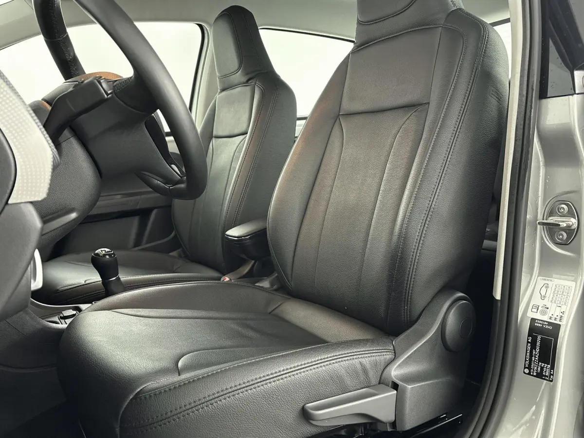 Up! 1.0 TSI BMT high up! | 90 PK | 5-deurs | Origineel Nederlands Voertuig | Lederen bekleding | Stoelverwarming | Cruise Control | Airco