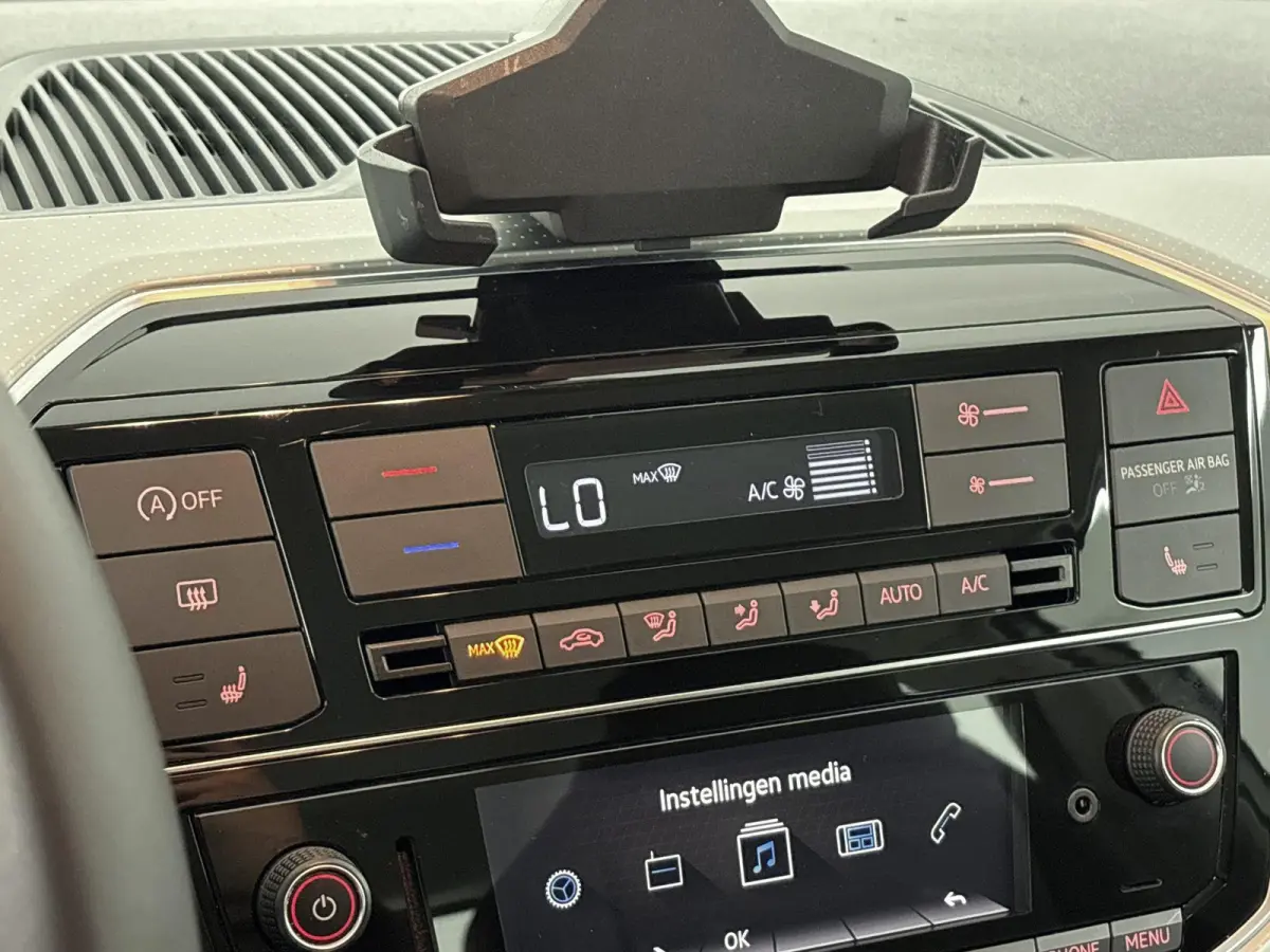 Up! 1.0 TSI BMT high up! | 90 PK | 5-deurs | Origineel Nederlands Voertuig | Lederen bekleding | Stoelverwarming | Cruise Control | Airco