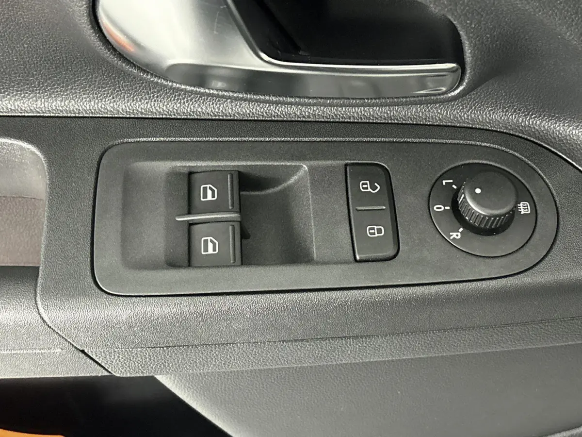 Up! 1.0 TSI BMT high up! | 90 PK | 5-deurs | Origineel Nederlands Voertuig | Lederen bekleding | Stoelverwarming | Cruise Control | Airco