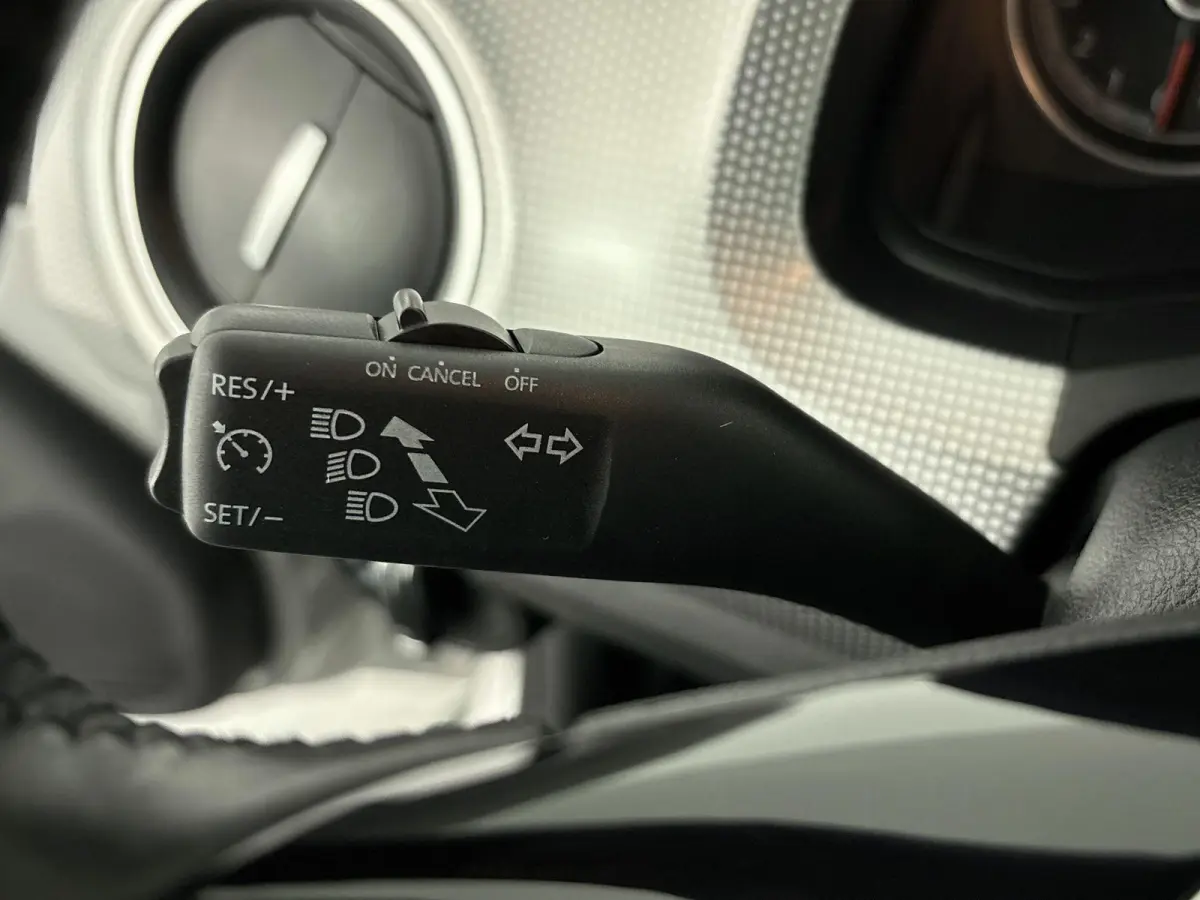 Up! 1.0 TSI BMT high up! | 90 PK | 5-deurs | Origineel Nederlands Voertuig | Lederen bekleding | Stoelverwarming | Cruise Control | Airco