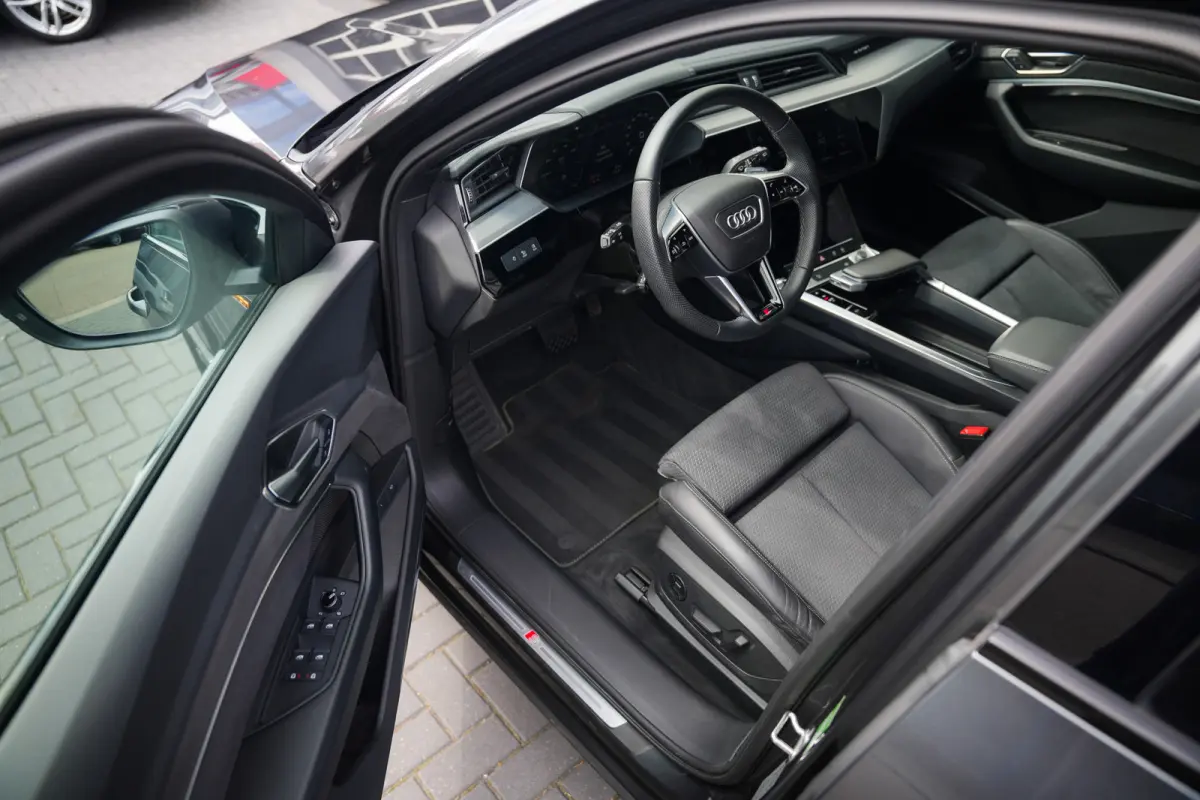 55 Quattro 408 pk Edition 95 kWh S-Line / Daytona-Grau/ Pano-Dak/ 89&SOH/ B&O 3D/ Matrix-LED/ Head-Up/ Lucht-Vering/ Stoelverw. V&A/ Stuurverw./
