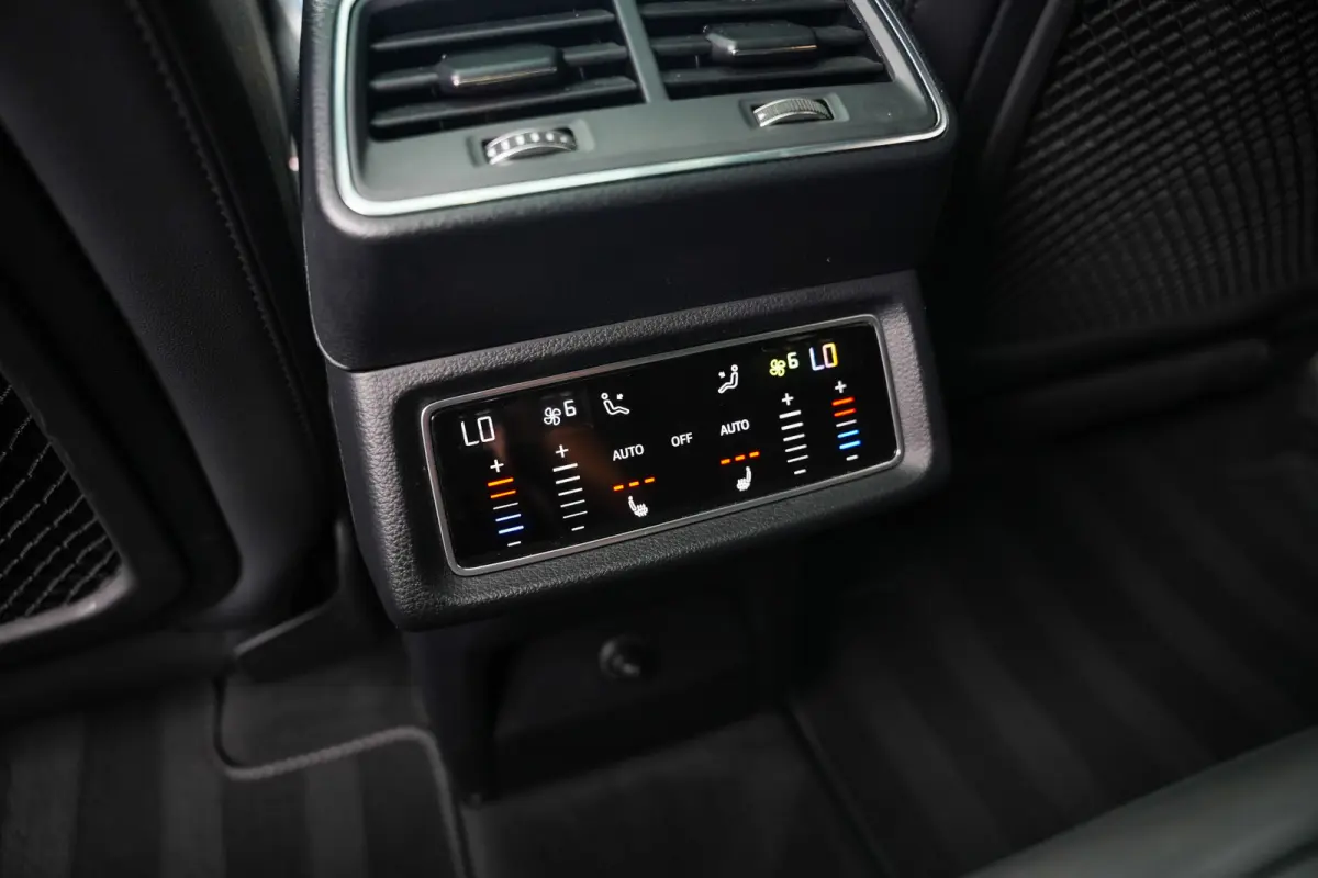 55 Quattro 408 pk Edition 95 kWh S-Line / Daytona-Grau/ Pano-Dak/ 89&SOH/ B&O 3D/ Matrix-LED/ Head-Up/ Lucht-Vering/ Stoelverw. V&A/ Stuurverw./