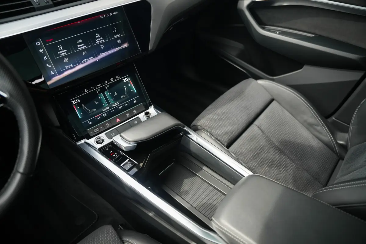 55 Quattro 408 pk Edition 95 kWh S-Line / Daytona-Grau/ Pano-Dak/ 89&SOH/ B&O 3D/ Matrix-LED/ Head-Up/ Lucht-Vering/ Stoelverw. V&A/ Stuurverw./