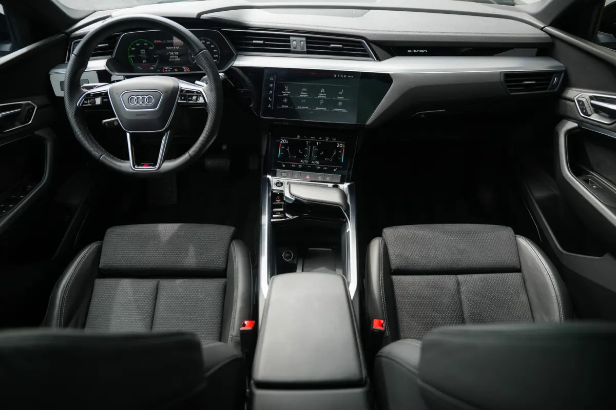 55 Quattro 408 pk Edition 95 kWh S-Line / Daytona-Grau/ Pano-Dak/ 89&SOH/ B&O 3D/ Matrix-LED/ Head-Up/ Lucht-Vering/ Stoelverw. V&A/ Stuurverw./