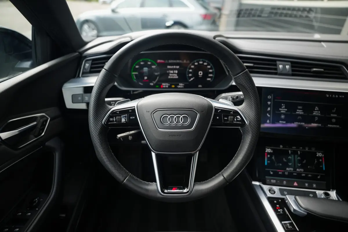 55 Quattro 408 pk Edition 95 kWh S-Line / Daytona-Grau/ Pano-Dak/ 89&SOH/ B&O 3D/ Matrix-LED/ Head-Up/ Lucht-Vering/ Stoelverw. V&A/ Stuurverw./